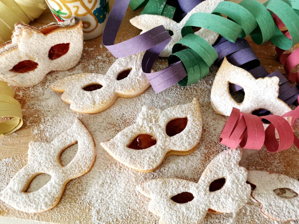 Biscotti a forma di mascherina di carnevale